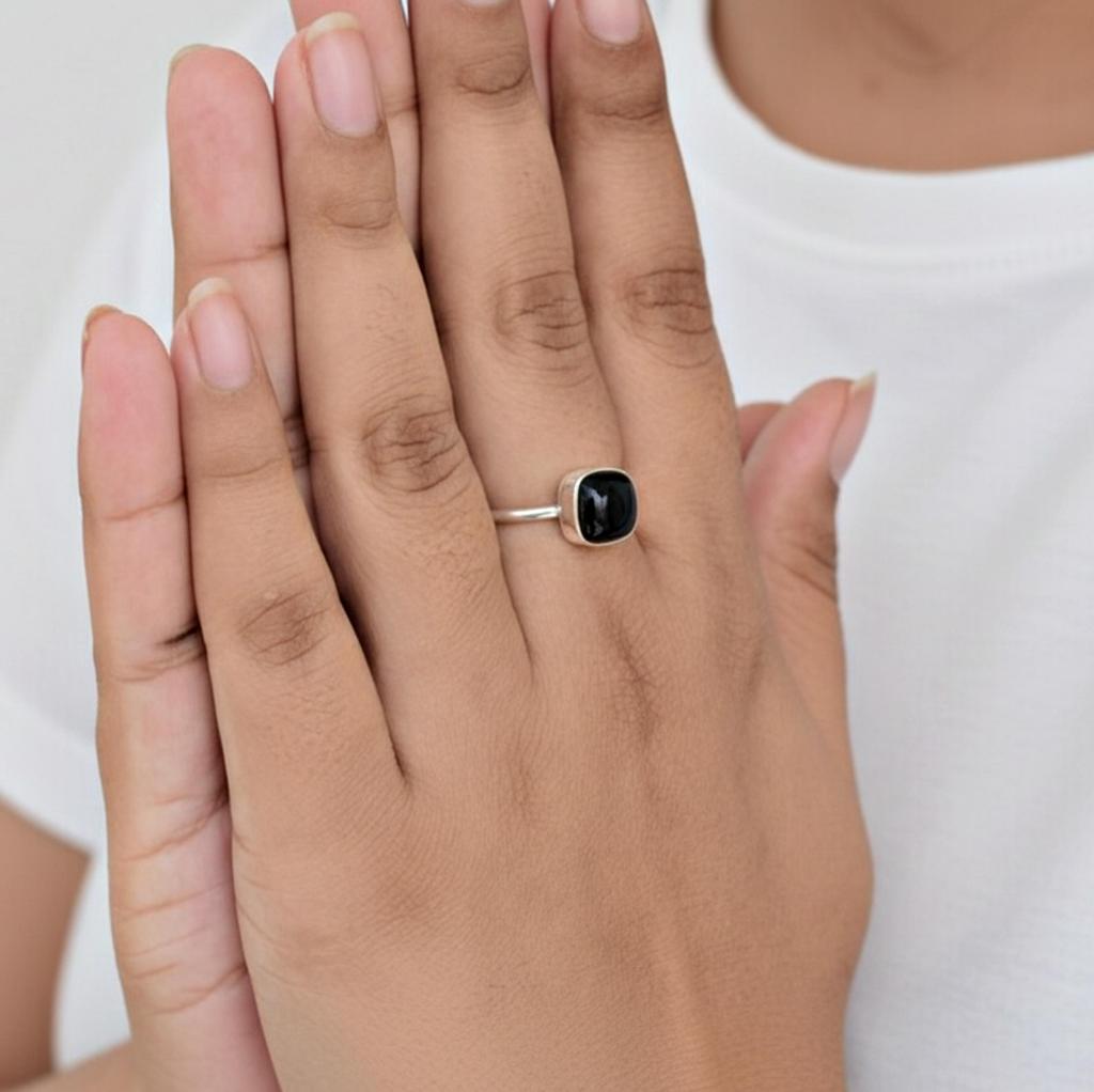 Quadratischer Ring mit schwarzem Onyx, 925er Sterlingsilber, Minimalistischer Alltags Schmuck für Damen