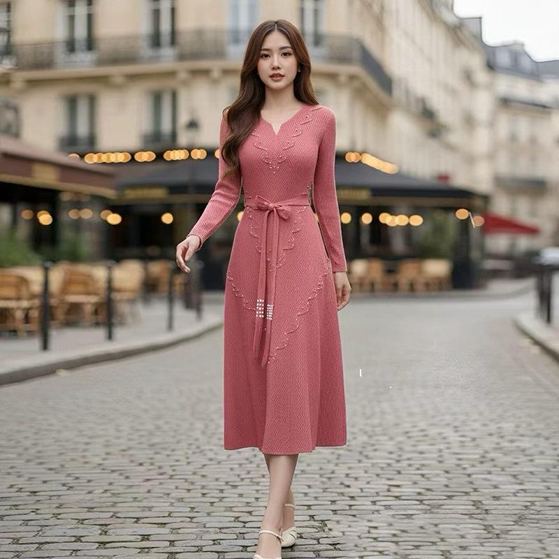 Elegant European & American Plus Size Pleated Dress: Waist-Cinching, Slimming, with Stylish Drill Details.