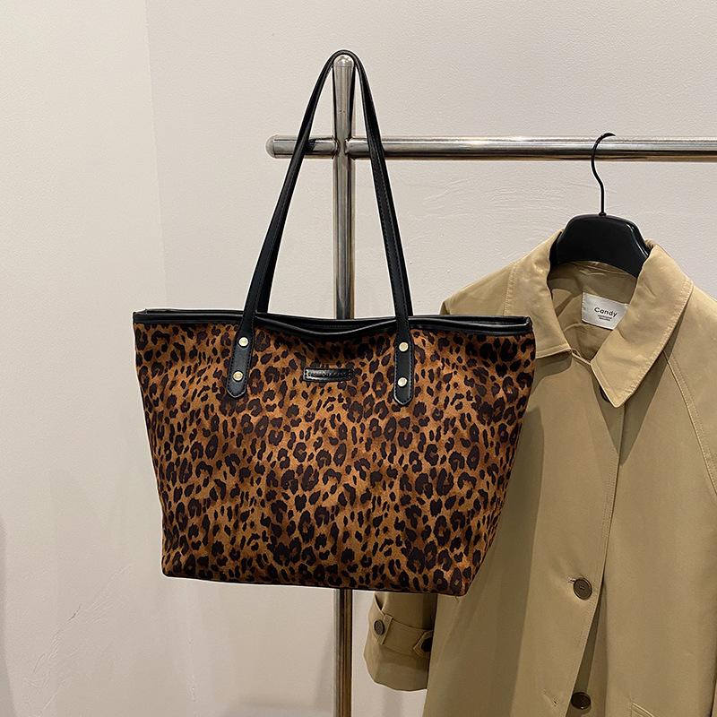 Corduroy bag women's large-capacity new autumn and winter versatile leopard print shoulder bag commuter tote bag
