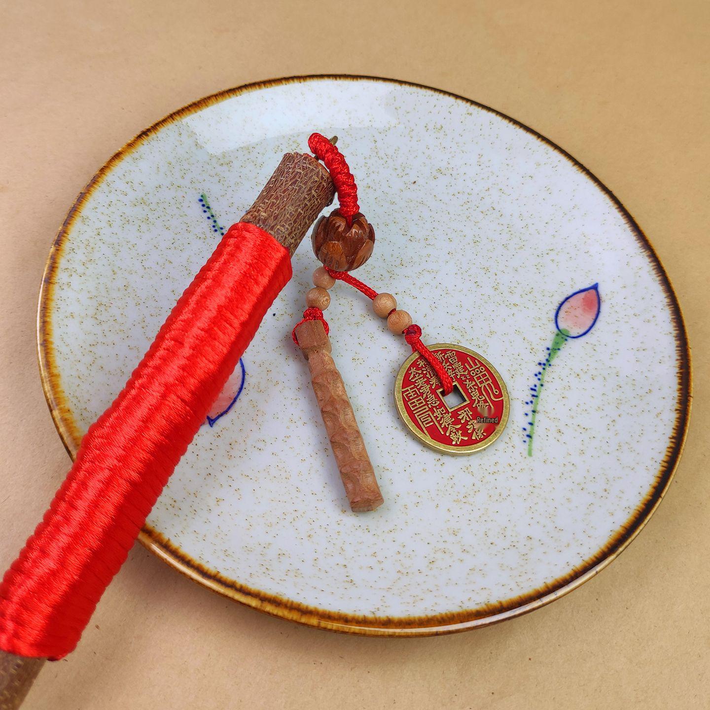 

Кулон в виде мини-меча из персикового дерева-горлянки с монетами пяти императоров