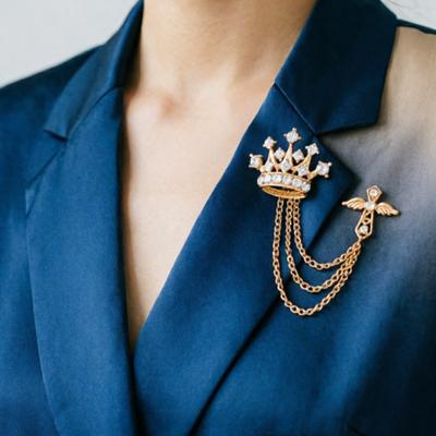 Men's Brooch Pin with Chain, British Crown Cross Angel Lapel Pin, Rhinestone Suit Badge with Tassel Chain for Men, Formal Wedding Party Suit Jacket