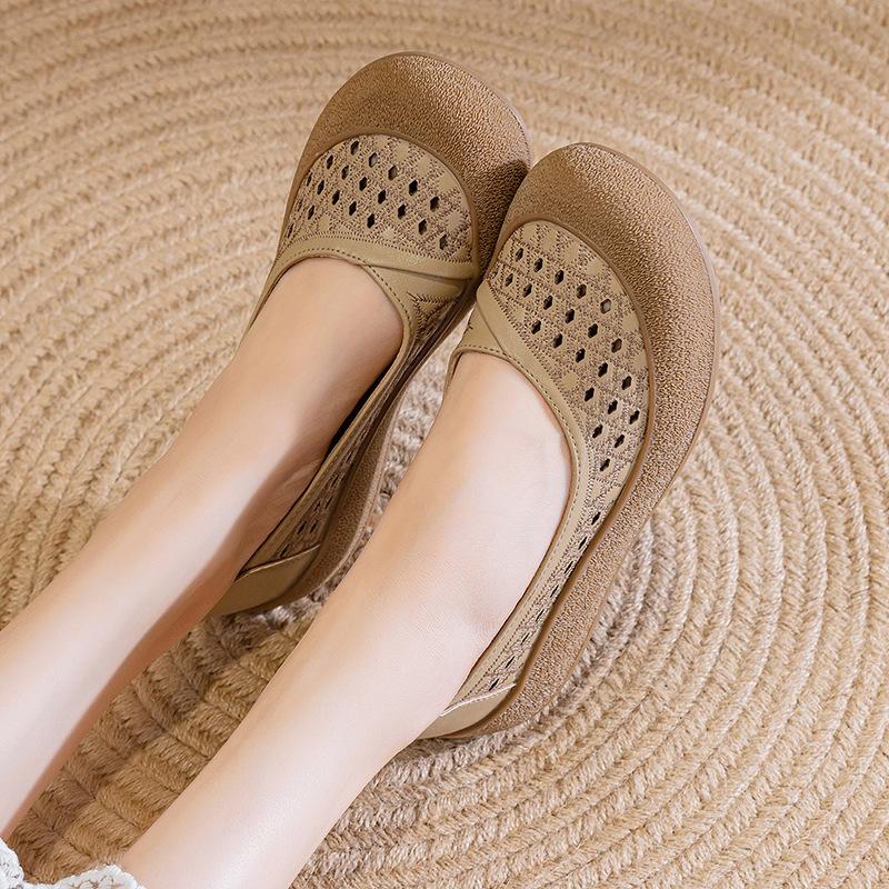 

Кожаные новые летние сандалии женские туфли большого размера для мамы мягкая подошва полые удобные на плоской подошве нескользящие одинарные туфли с перфорацией дышащие 41