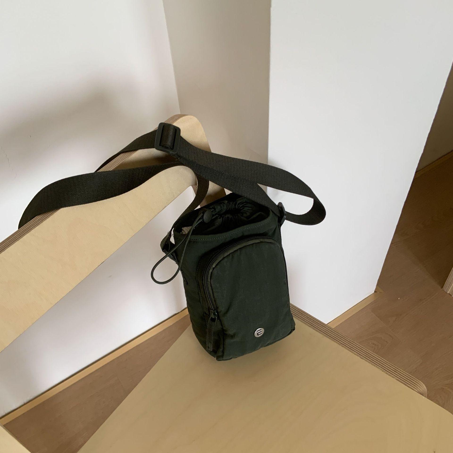 

2025 new mobile phone bag, the same messenger bag for men and women, casual and simple commuting, shoulder travel, kettle bag. чёрный