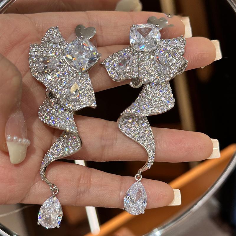 

Полные бриллиантов, серьги-капли в виде цветка, серьги-пуссеты с бахромой, преувеличенные серьги-ветер, легкая роскошь, высококлассные персонализированные серьги.