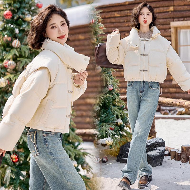 

Стильная женская зимняя короткая пуховая куртка со стойкой и застежками-лягушками в китайском стиле на утином пуху XXL 65-73 kg грязно-белый