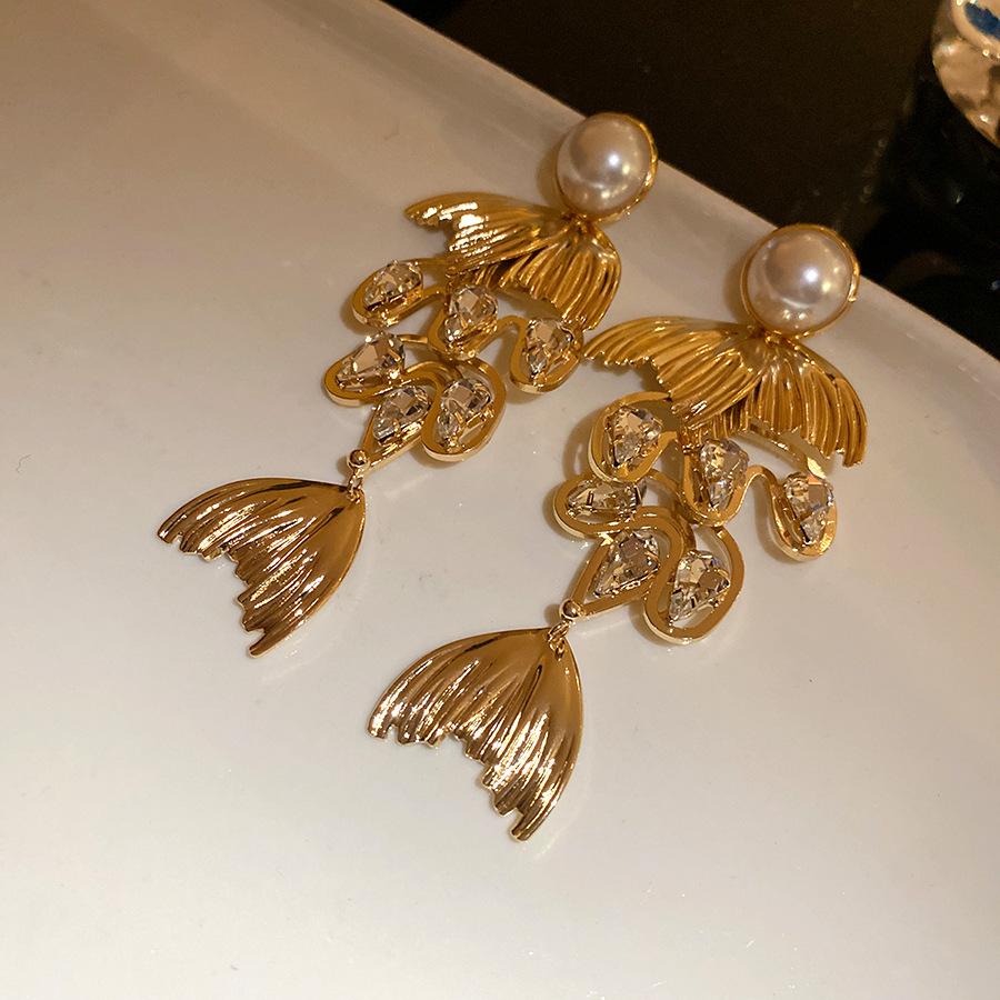 

Silver needle zircon water drop fishtail pearl stud earrings, court style retro temperament earrings, light luxury and high-end earrings.