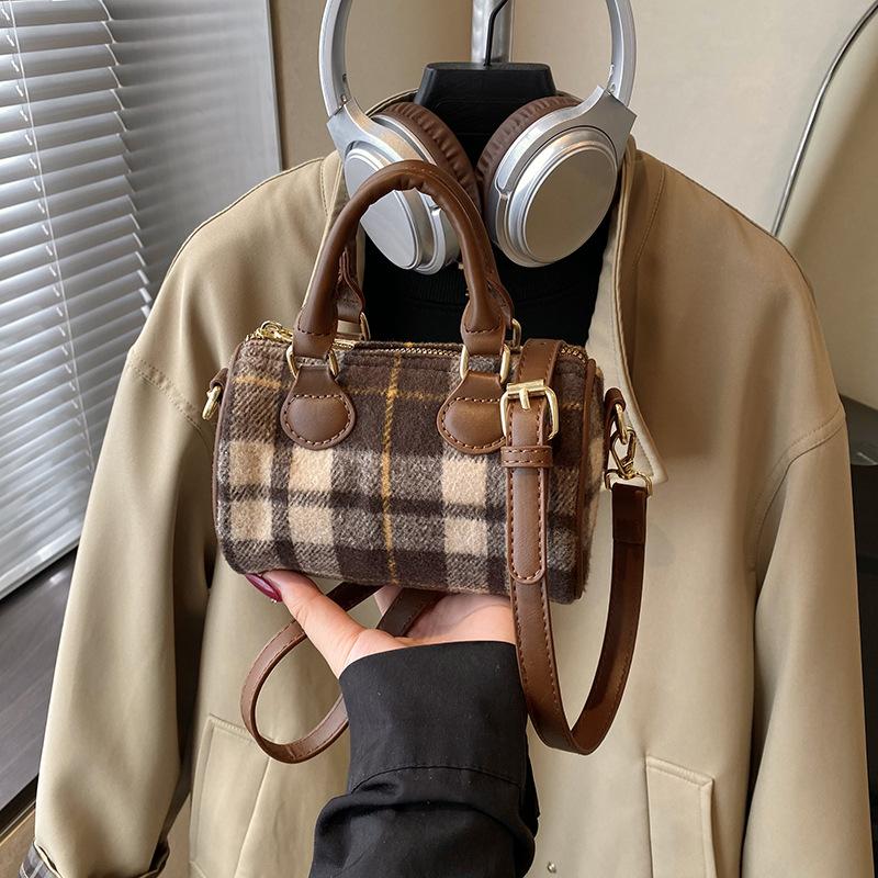 Plaid Woolen Bag Women 2025 Super Hot New Niche Design Sense Single Shoulder Pillow Bag Crossbody Boston Bag Tide