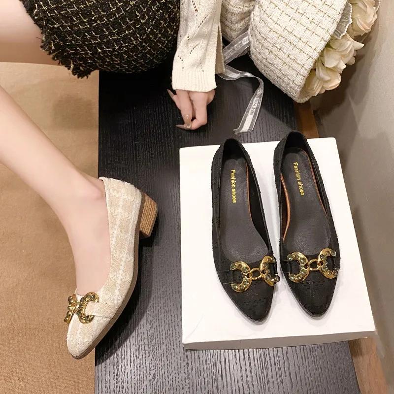 Neue Leder Damen Schuhe Niedriger Absatz Kette Dicke Absätze Pumps Spitzschuh Mittelhoher Absatz Damen Schuhe Frühling Beige Aprikose