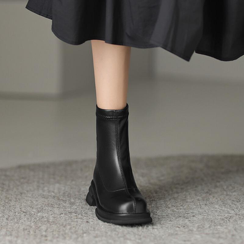 

Autumn and winter new non-slip Martin boots women s thick-soled large-size women s boots low-heeled zipper round-head leather boots Korean version m 39 чорний