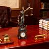 Lady Justice Statue Harzfigur Ornament Mit Uhr Waage der Gerechtigkeit Skulptur Für Zuhause Büro Arbeitszimmer Wohnzimmer Schlafzimmer