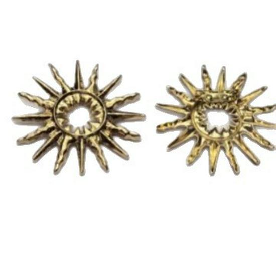 Stylish Matte Gold Sun Brooch for Women: European & American Niche Design Windbreaker Accessory