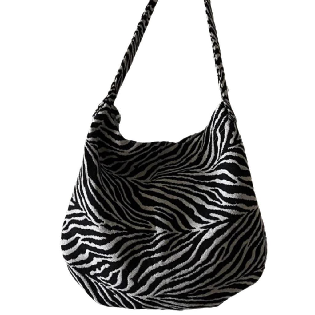 Early autumn with absolute! Retro zebra pattern jacquard rounded corner bag underarm shoulder bag niche design women