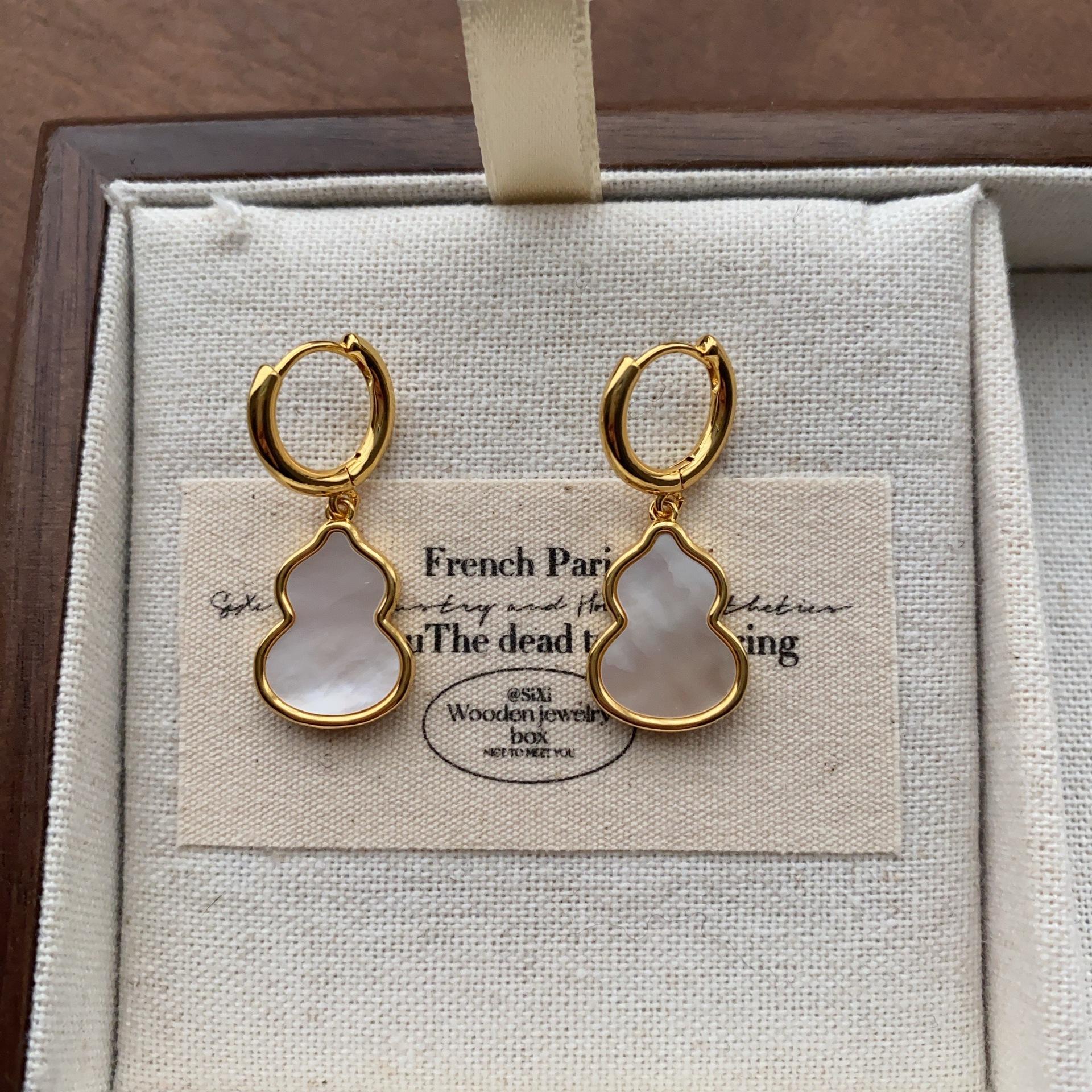 

Simple metal ear buckle shell earrings earrings French retro personalized earrings