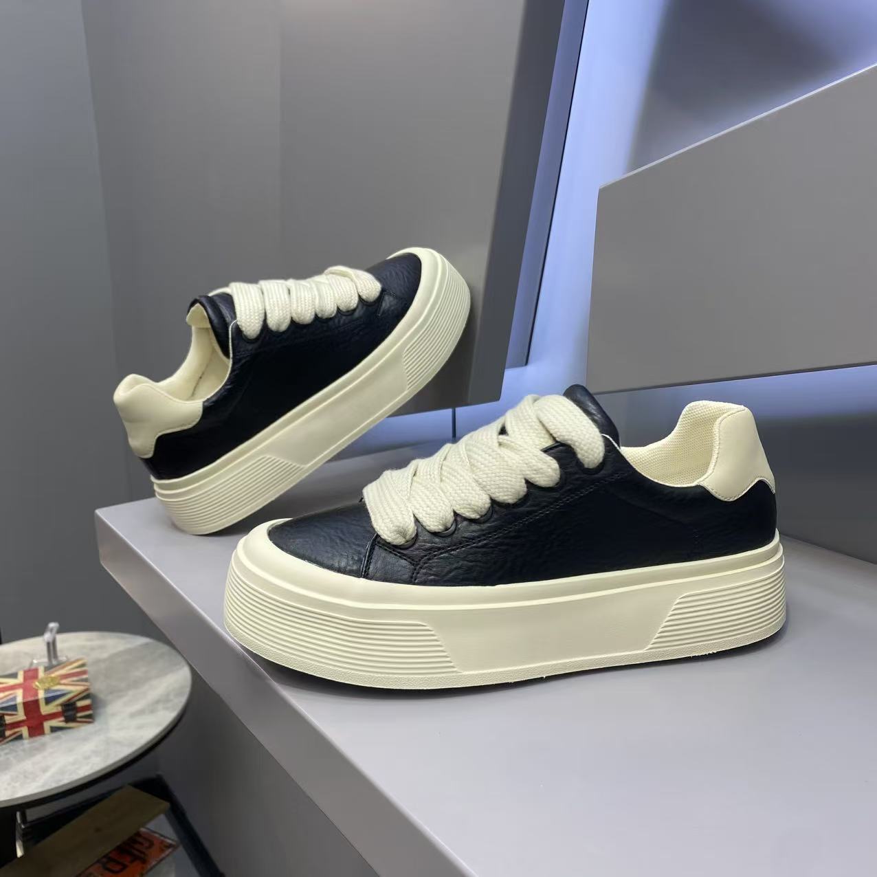 

Leather Men s Thick Soled Casual Shoes Height Increase Wear Resistant Sneakers Soft Soled Comfortable Color Blocked Men s Shoes 44 чорний