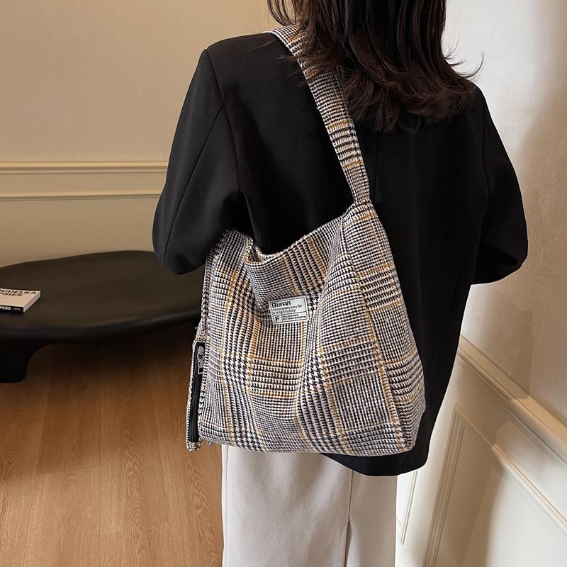 Lässige Canvas-Große Tasche Damenmode Breitband-Umhängetasche Herbst und Winter Vielseitige Unterarm-Plaid-Einkaufstasche