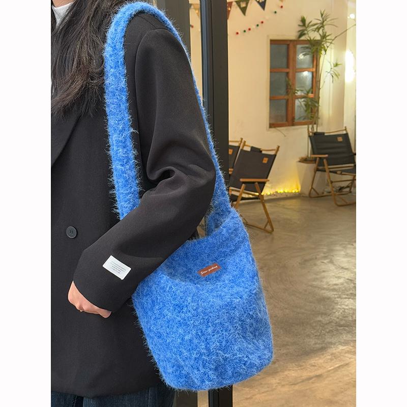 Japanese ins wind plush cute bucket bag autumn and winter new casual large-capacity niche shoulder messenger bag