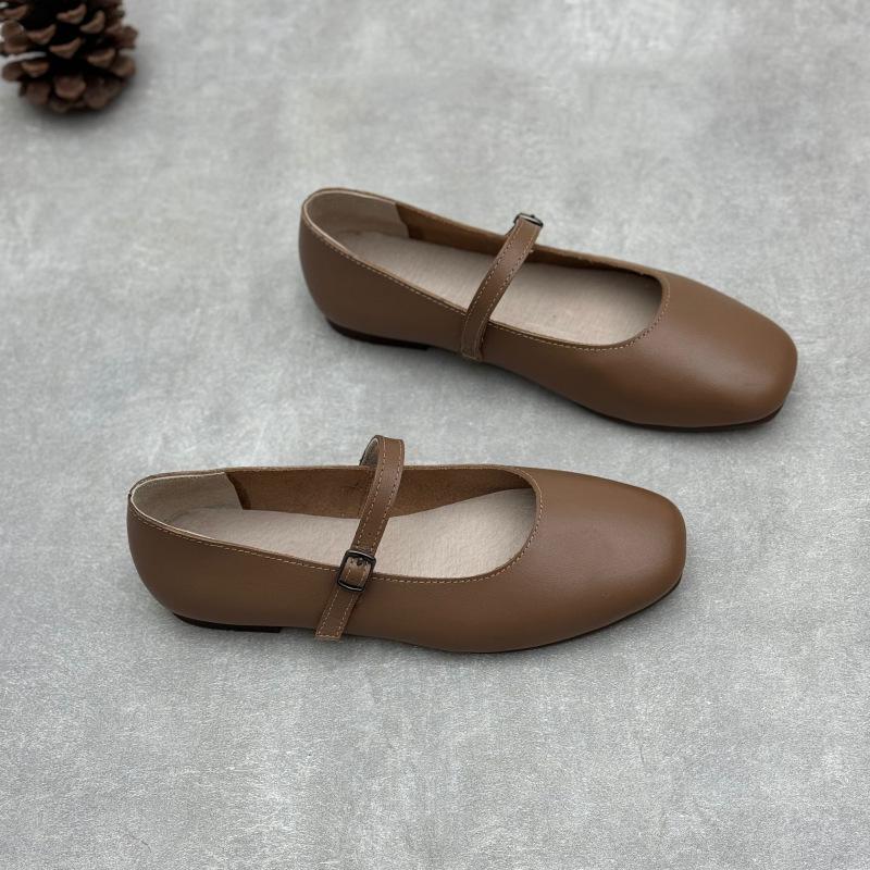 Mary Jane 2025 Vår/Sommar Läderballerinaskor: Damskor i litterär stil med en rem, rund tå och mjukt kohud.