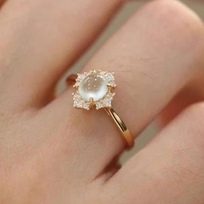 Bague Couronne en Pierre Œil de Chat Style Hong Kongais: Pièce de Luxe Élégante, Polyvalente et Empilable pour Femmes