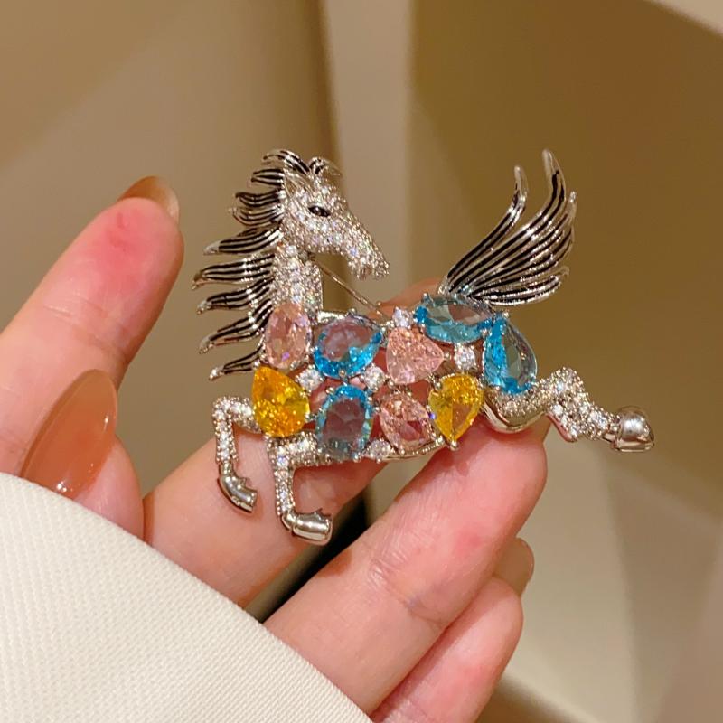 Fashion Zodiac Horse Brooch Personalized Rhinestone Pony Lapel Pins For Women Men Suit Clothing Accessories New Year Gifts