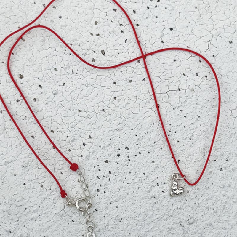 TO.STONE Mellow Heart Necklace, Glossy Silver (Red String)