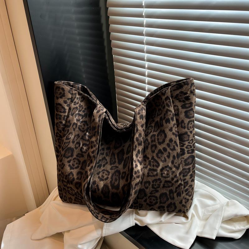 Leopard print bag women's 2025 new super popular tote bag large-capacity college student class commuter bag shoulder bag
