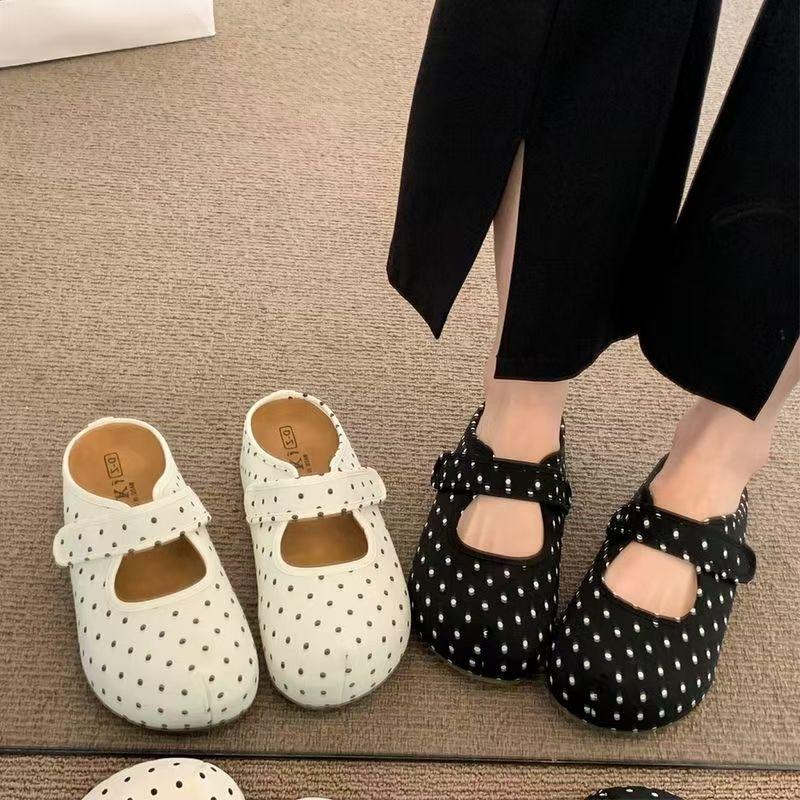 Kleiner Mann Zeigt Hohe Textur, Hochwertige Coole Hausschuhe Passen Der Fußform, Süße Fee Stil Sandalen Frau