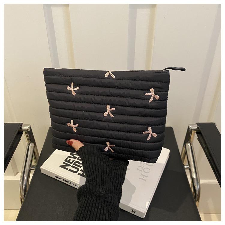 

New ins portable fashi simple Korean clutch bag women s fashi Oxford cloth butterfly printing large-capacity cosmetic bag чорний