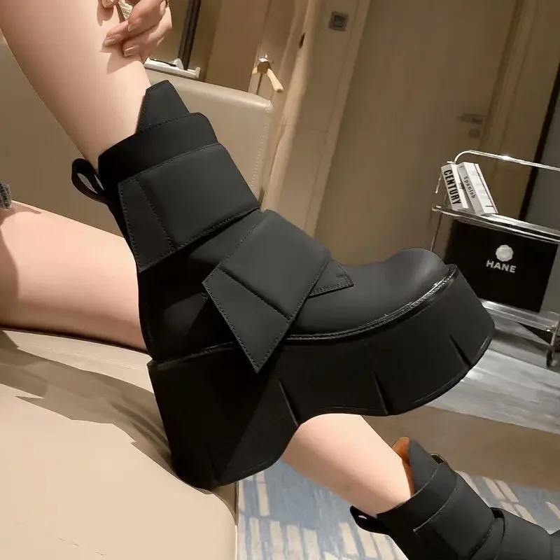 Botas Curtas Femininas de 8cm Novo Estilo Primavera e Outono com Estatura Pequena e Bolo de Esponja para Parecer Magra