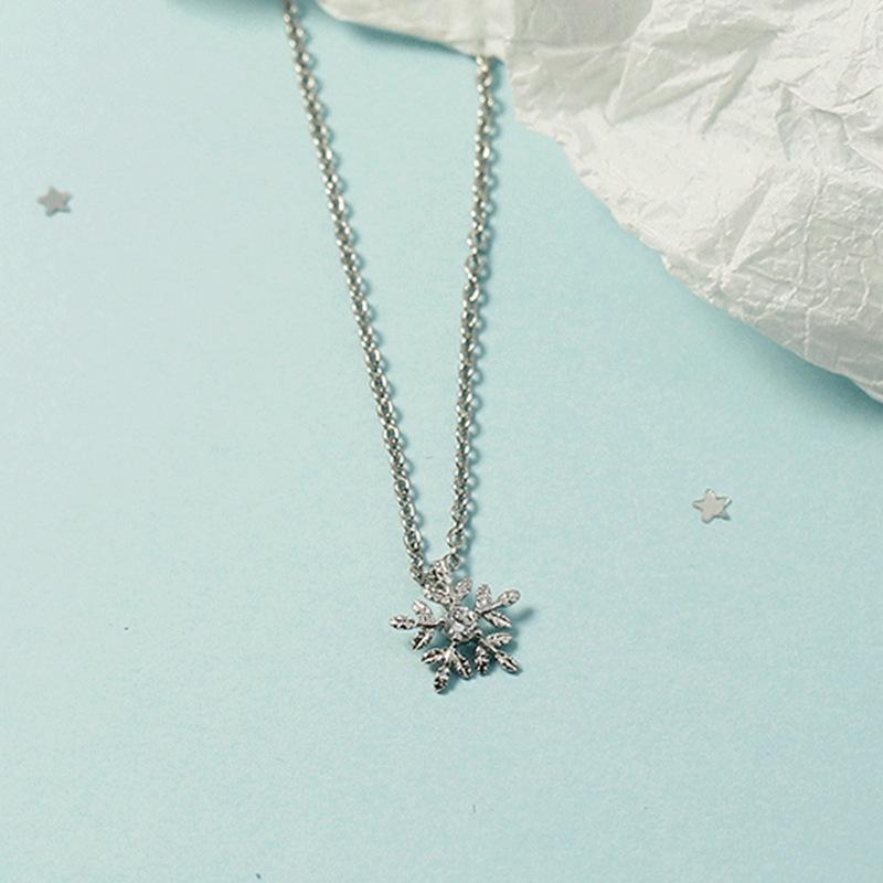 Women's Christmas Snowflake Diamond Clavicle Choker - Romantic Korean-Style Flower Necklace Gift
