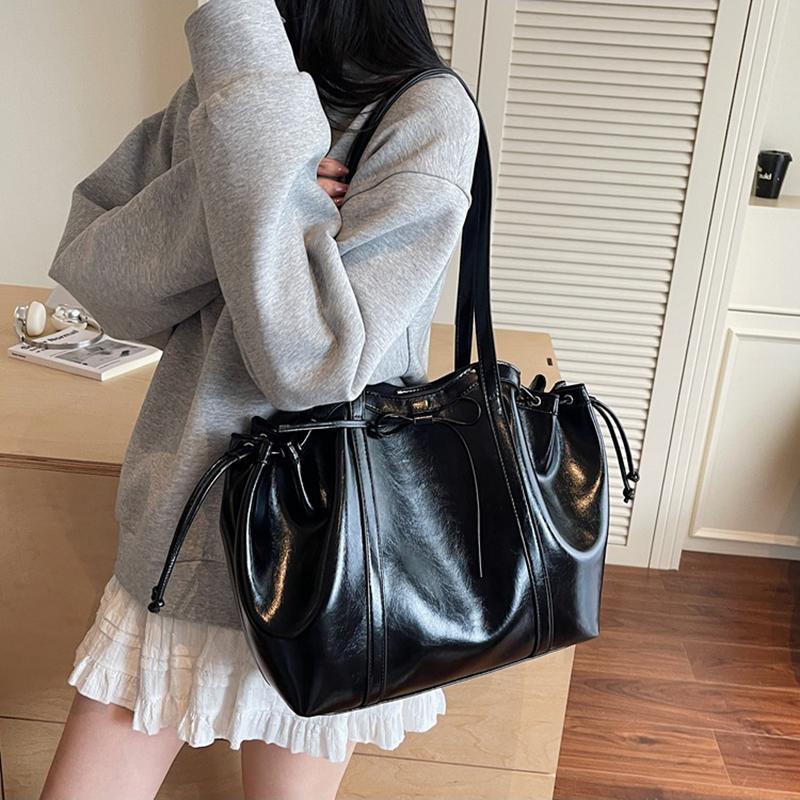 Large Capacity Women Shoulder Bag Fashion Versatile PU Leather Folded Drawstring Underarm Bag Texture Office Commuter Tote Bag CLE