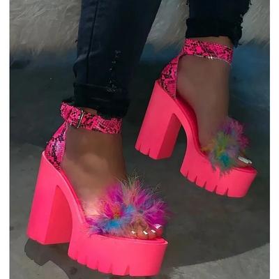 Neue Damen Sommerkollektion Bunte Flauschige Grober Absatz Modischer Verschluss Hoher Absatz Damen Quadratischer Absatz Sandalen