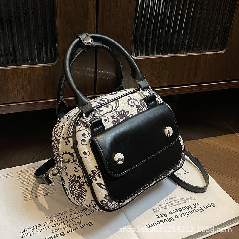 New Trendy Portable Small Square Bag Fashionable Versatile Shoulder Messenger Bag Large Capacity Light Commuter Bag Women
