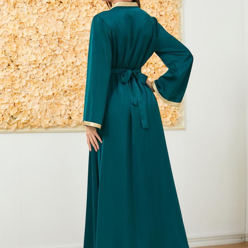 Жалаңаш денелеріне халат киген әйелдер