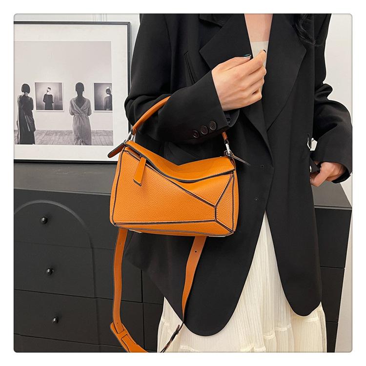 Lychee Pattern Portable Shoulder Messenger Bag, Fashionable and Practical.