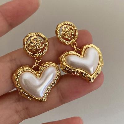 Orecchini a forma di Cuore con Fiore Arricciato e Perla - Stile Vintage, Sofisticati ed Eleganti, Orecchini Piccoli e Unici per Donna.