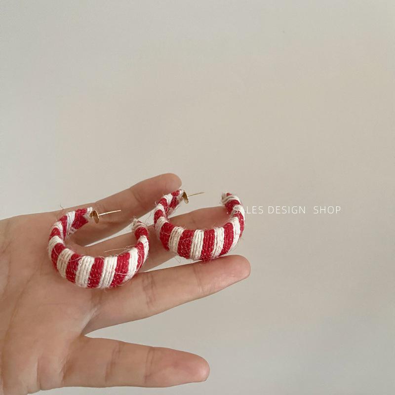 Elegant C-Shaped Knitted Yarn Earrings: Autumn/Winter High-End Fashion for Women
