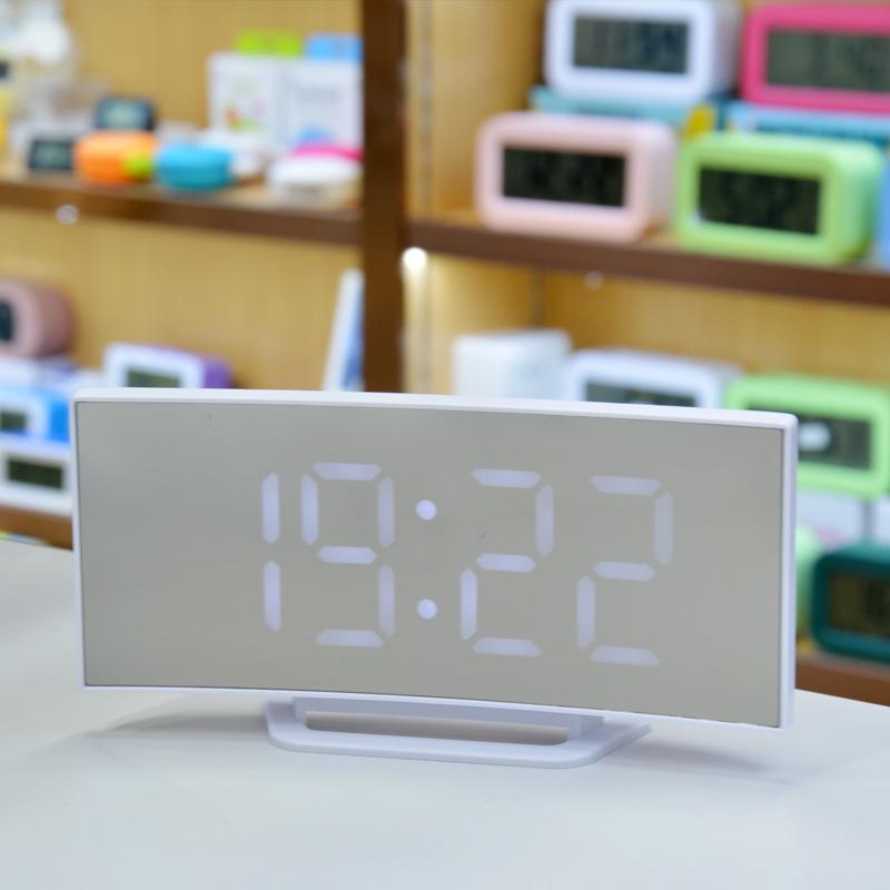 

Изогнутый светодиодный дисплей, будильник с регулируемой яркостью и большим экраном Black Shell