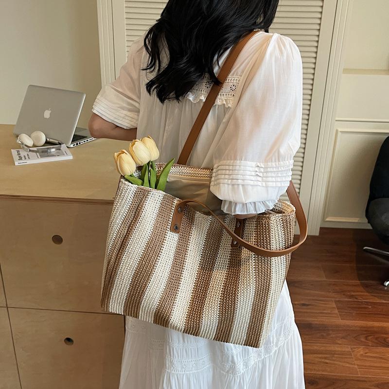 Large capacity fashionable hand-held straw bag women's new Korean version striped shoulder bag vacation leisure beach bag