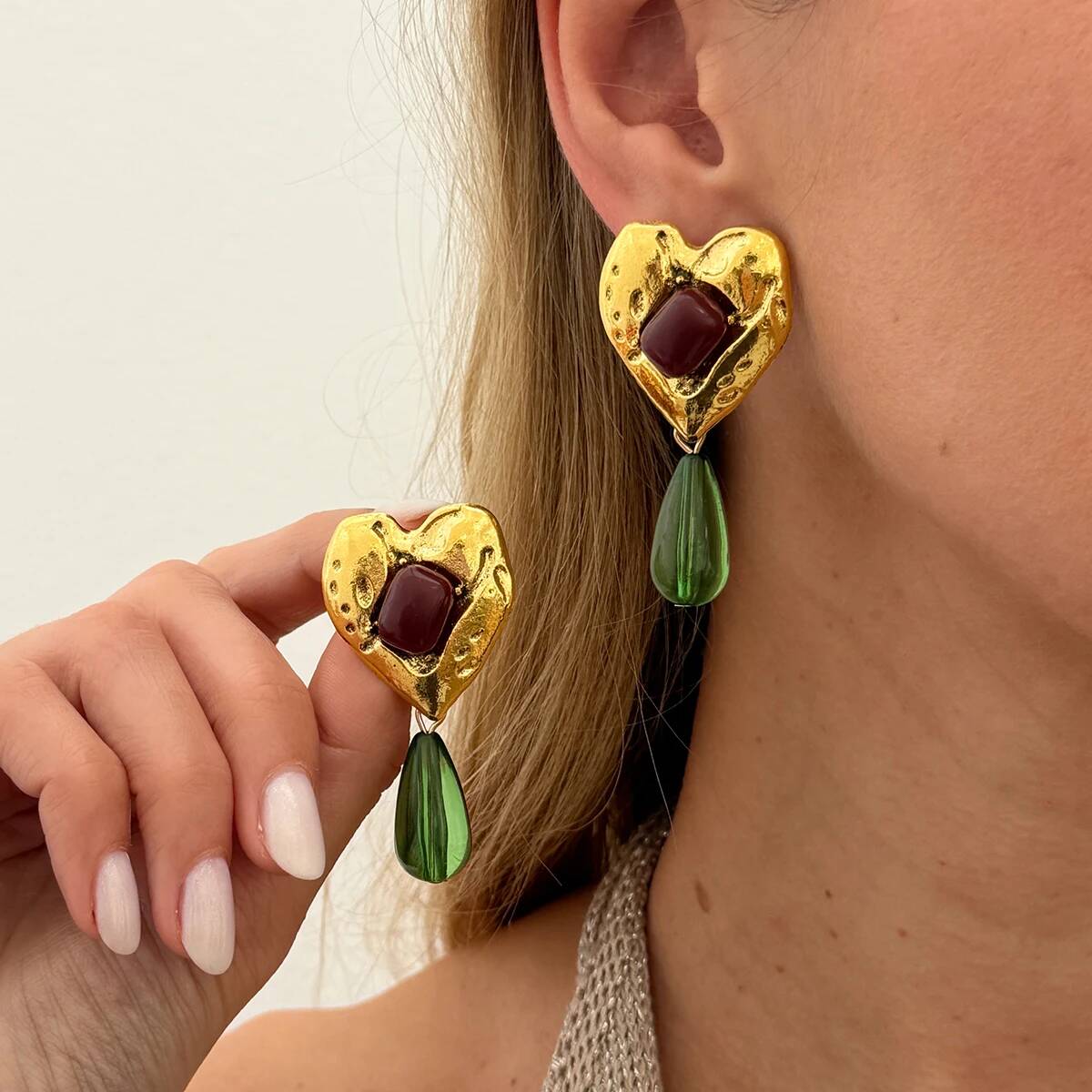SHIXIN Retro Metal Heart Shaped Pendant Earrings Women Luxury Acrylic Water Droplets Hanging Drop Earring 2026 Fashion Jewelry