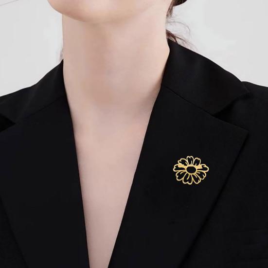 Women Brooch Smooth Surface Hollow Sun Flower Design Lapel Pin Non-Slip Buckle Scarf Badge Clothing Bags