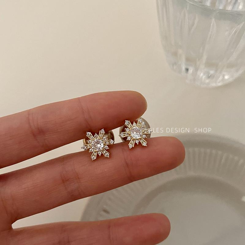 Korean Style Zirconia Pearl Snowflake Stud Earrings - Light Luxury, High-End Feel, Fashionable & Versatile Ear Jewelry