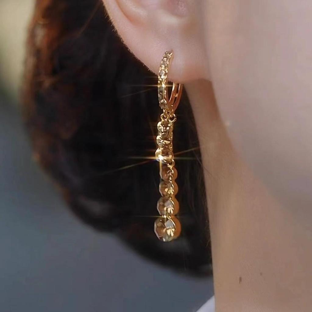 Squisiti Orecchini Pendenti Medi con Nappa di Strass Viola - Trendy, Clip per Orecchie Snellenti con un Fascino Fresco e alla Moda.