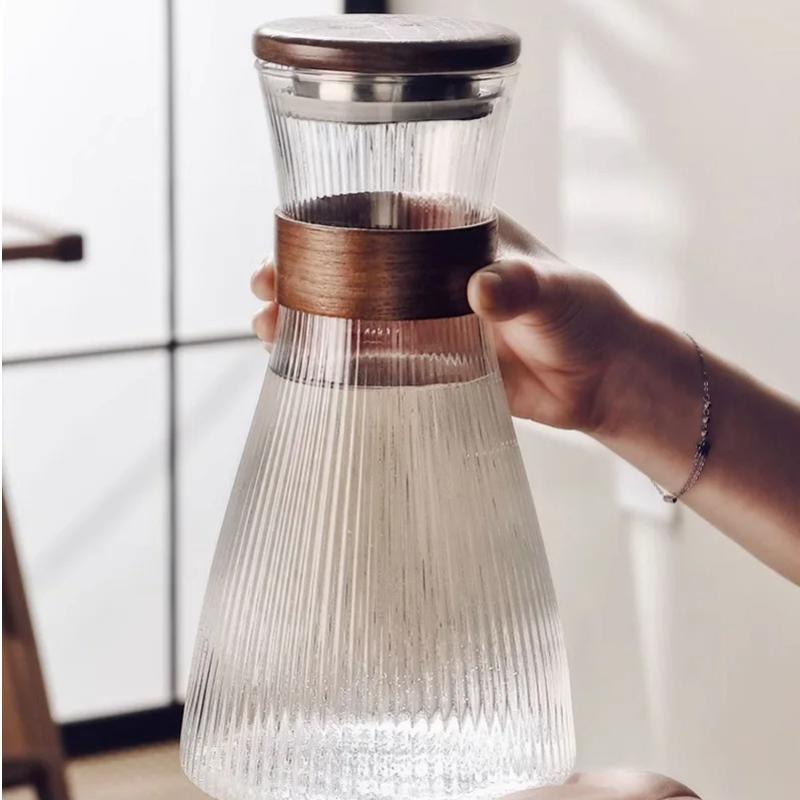1600ML High Borosilicate Glass Cold Water Pitcher,Large Capacity Heat Resistant for Juice Cold Brew Home with Wooden Lid-Premium