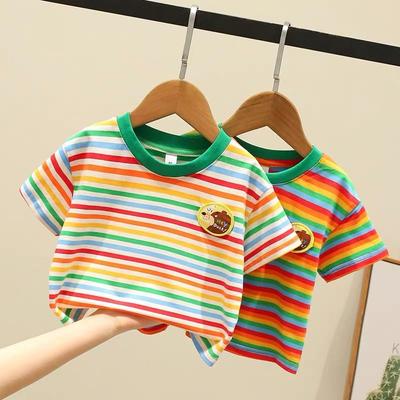 Sommerliches T-Shirt mit Regenbogenstreifen und kurzen Ärmeln für Jungen und Mädchen. Neues T-Shirt mit halblangen Ärmeln und Farbblockierung.