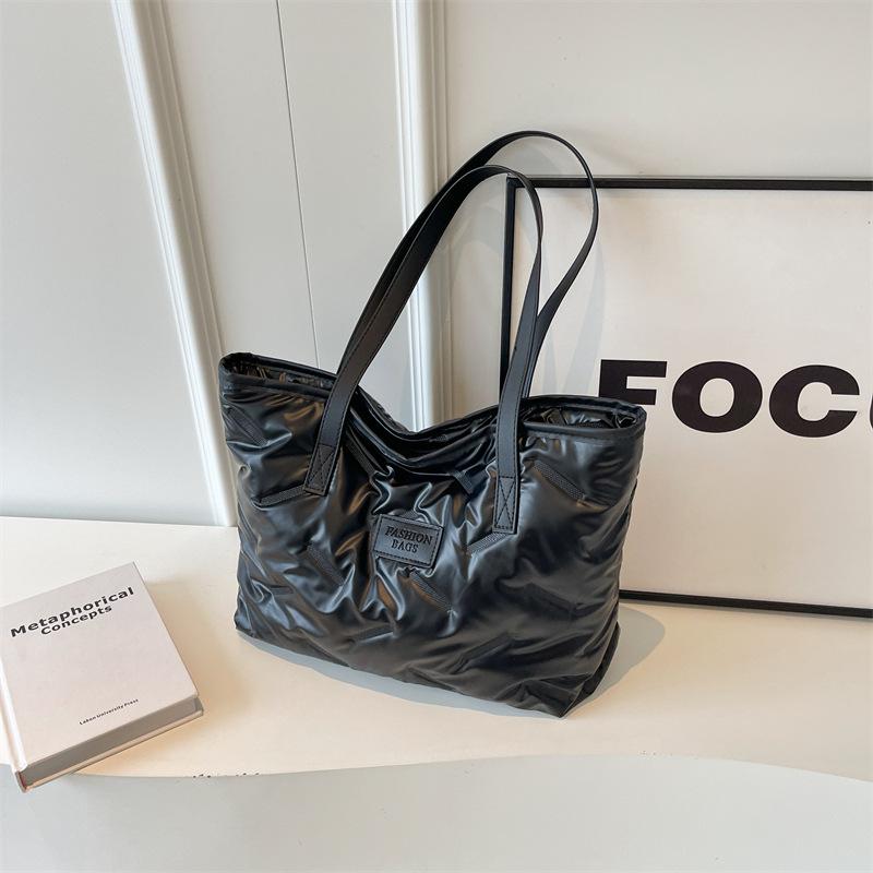 2025 New Shoulder Tote Bag Simple Large Capacity Women's Bag Casual Fashion Handbag Trendy Versatile Commuter Bag