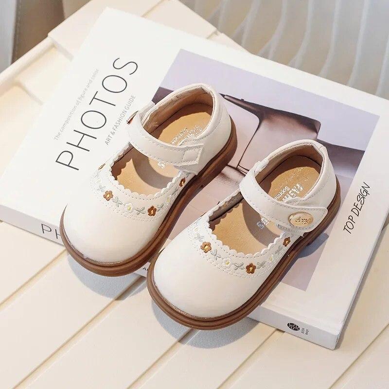 

Детская кожаная обувь, модные туфли на плоской подошве для девочек с цветочной вышивкой, повседневные универсальные весенне-осенние детские туфли принцессы, нескользящая обувь 29 бежевый