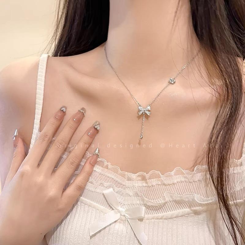 Women's Titanium Steel Bowknot Clavicle Necklace - Niche, Lightweight, Trendy Design.