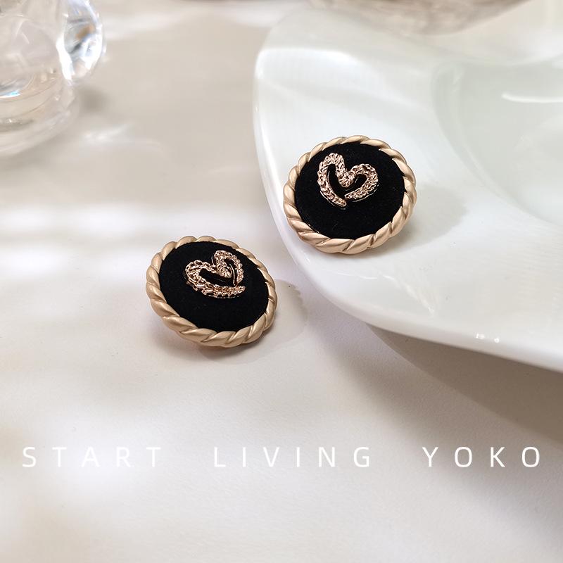 25mm Heart-Shaped Black Button with Gold Rim for Coats and Jackets