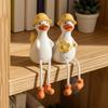 2 Stück Regal-Sitzer mit baumelnden Beinen, Kleine Harz-Entenfigurine, Niedliche Dekorative Gänse-Statue mit Gelben Hüten für Innen-Heim-Schreibtisch-Tisch-Dekoration