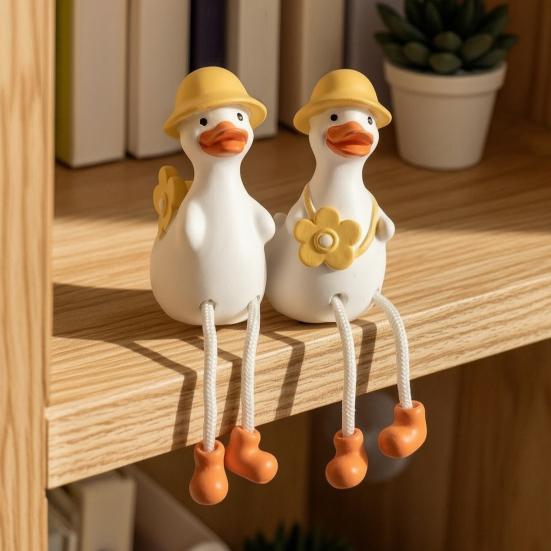 2 Stück Regal-Sitzer mit baumelnden Beinen, Kleine Harz-Entenfigurine, Niedliche Dekorative Gänse-Statue mit Gelben Hüten für Innen-Heim-Schreibtisch-Tisch-Dekoration